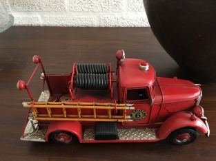 Brandweerauto slangwagen, handgemaakt van metaal.